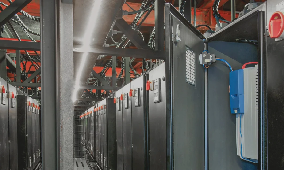 Detalle del variador de frecuencia NORDAC PRO SK 500E con interfaces modulares y control en cuatro cuadrantes